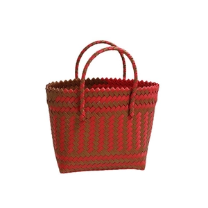 Sac de plage tressé rouge et marron en plastique avec poignées pour les vacances
