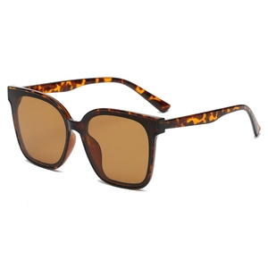 Retro-Sonnenbrille mit Schildpatt-Muster und braunen Gläsern in einer 45-Grad-Ansicht