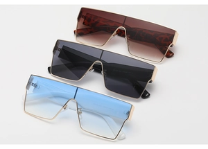 Détail de lunettes de soleil carrées oversize avec monture métallique et verres dégradés