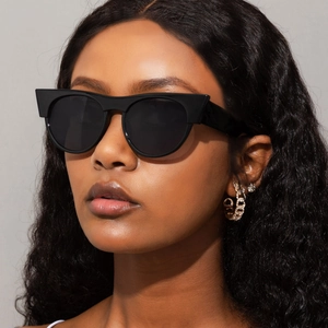 Lunettes de soleil œil de chat à monture noire épaisse pour femmes avec verres foncés
