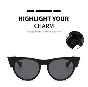 Détail de lunettes de soleil œil-de-chat avec charnière métallique et monture noire