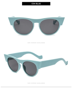 Vue de face et à 45 degrés de lunettes de soleil œil de chat bleu clair avec verres gris