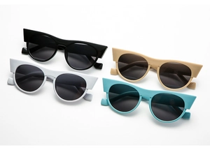 Lunettes de soleil œil de chat en noir, beige, bleu et blanc avec verres ronds