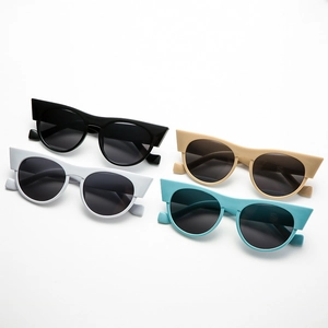 Lunettes de soleil œil-de-chat rétro avec monture géométrique en noir, beige et bleu