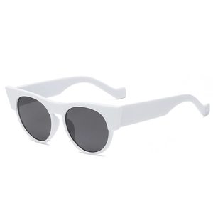 Lunettes de soleil rétro œil-de-chat à monture blanche épaisse et verres ronds gris foncé