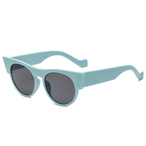 Lunettes de soleil œil de chat bleu clair avec verres foncés vues sous un angle de 45°