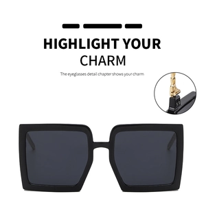 Gros plan sur la charnière en métal doré de ces lunettes de soleil carrées surdimensionnées