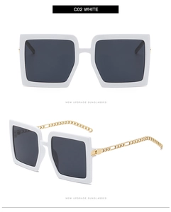 Détail de lunettes de soleil blanches carrées avec des branches en chaîne dorée
