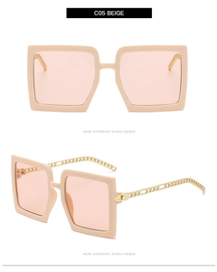 Vue détaillée de lunettes de soleil carrées beige avec branches décoratives en chaîne