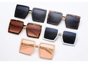 Détails de lunettes de soleil carrées oversize avec branches en chaîne métallique dorée