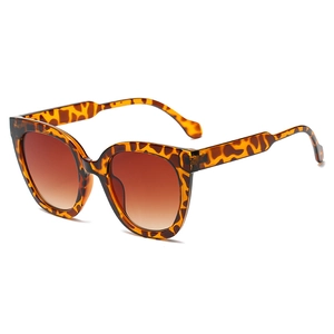 Retro oversized tortoiseshell sunglasses with brown gradient lenses for a stylish look