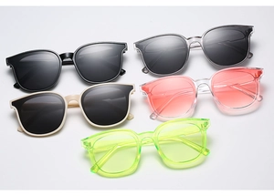 Draufsicht auf ovale Hip-Hop-Sonnenbrillen in Schwarz, Grau, Beige, Rosa und Neongrün