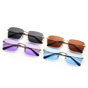 Lunettes de soleil carrées sans monture en gris, violet, marron et bleu avec branches dorées