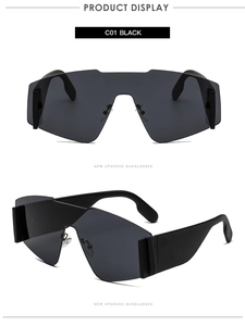 Dettaglio degli occhiali da sole a maschera futuristici con aste larghe in nero