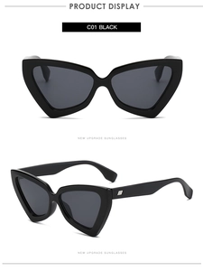 Vista frontale e laterale a 45 gradi di occhiali da sole vintage neri cat-eye con logo argento