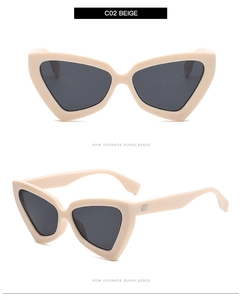 Dettaglio occhiali da sole cat-eye beige con eleganti decorazioni metalliche argento
