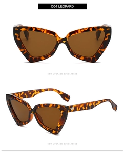 Dettagli degli occhiali da sole cat eye leopardati con lenti marroni e accenti in metallo