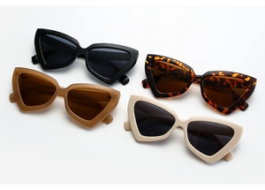 Dettaglio di occhiali da sole vintage cat-eye in nero, tartarugato, marrone e beige