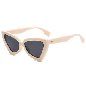 Occhiali da sole retrò cat eye con montatura beige e dettagli in argento metallizzato
