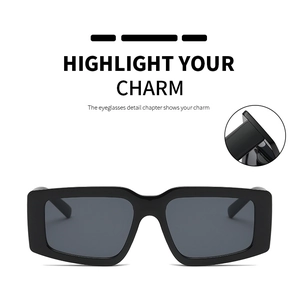 Détail de lunettes de soleil carrées oversize avec monture noire et verres gris