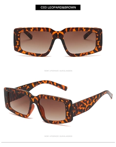 Détail de lunettes de soleil carrées oversize léopard avec verres dégradés marron