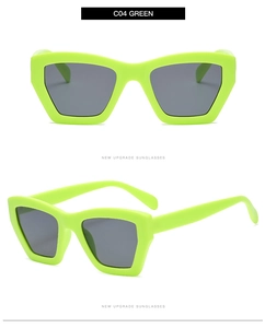 Dettaglio degli occhiali da sole verde neon con montatura spessa e lenti grigie C04
