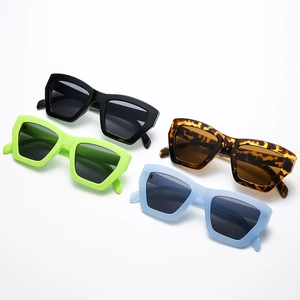 Occhiali da sole da donna cat-eye neri, verdi, tartarugati e azzurri chic