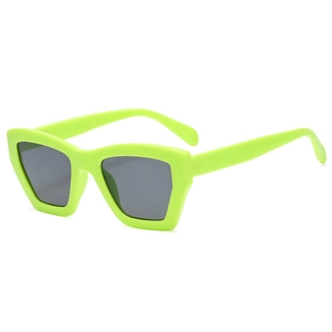 Occhiali da sole trendy verde fluo con montatura spessa, lenti grigio scuro e forma cat-eye