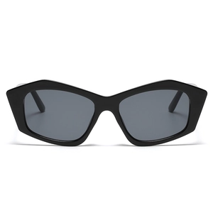 Occhiali da sole geometrici cat-eye oversize con montatura nera e lenti polarizzate