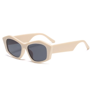 Occhiali da sole beige irregolari con lenti grigio scuro in stile retrò cat-eye alla moda