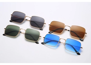Détails de lunettes de soleil carrées vintage avec montures dorées en quatre couleurs