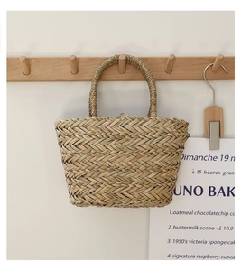 Détail du sac à main en paille tressée à la main avec texture de fibres naturelles