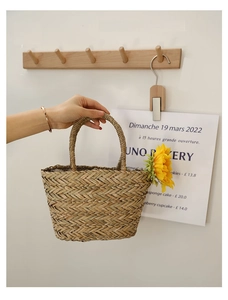Détail du panier en paille tressé à la main avec texture en V et doublure à pois