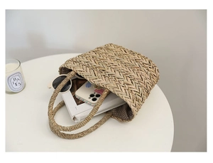Vue détaillée du sac en paille tissé main avec doublure à pois et intérieur spacieux
