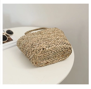 Détail du tissage en V d'un sac à main en paille naturelle fait main pour l'été