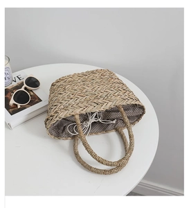 Détail du sac en paille tressée avec doublure à pois et fermeture à cordon pratique