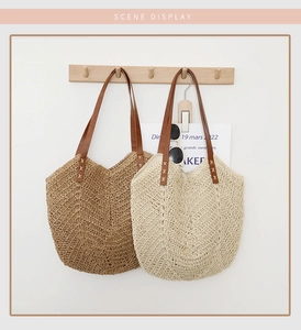 Détail du sac cabas en paille tissée en V avec poignées en cuir renforcé et coutures