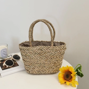 Sac à main en paille tressé avec doublure à pois sur table blanche et accessoires d'été