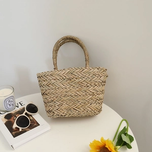 Sac cabas en paille fait main avec poignées rondes et tissage à chevrons pour les vacances