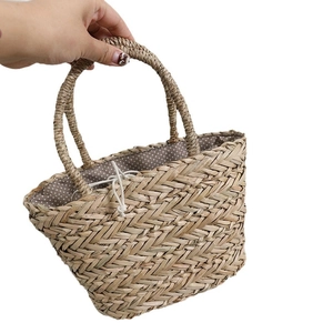 Sac à main en paille tressée avec doublure à pois et fermeture à cordon pour les vacances