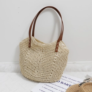 Sac fourre-tout chic en paille avec tissage en V et anses en cuir marron pour la plage