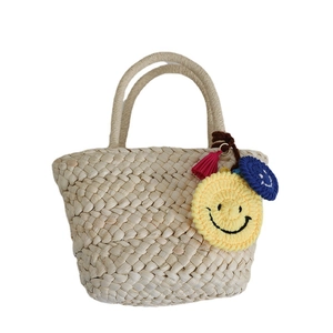 Simpatica borsa in paglia per bambini con ciondolo a forma di smiley e nappe colorate