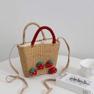Sac cabas en paille fait main avec breloques fraises au crochet et anse en velours