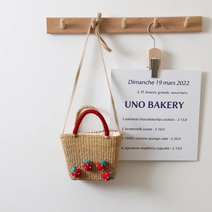 Sac bandoulière en paille fait main avec breloques fraises au crochet et anses rouges
