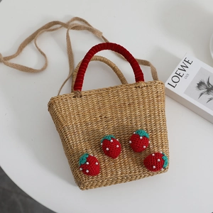 Sac bandoulière en paille avec fraises fait main et poignée en velours pour femme
