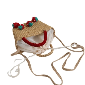 Sac bandoulière en paille avec poignées en velours rouge et charms fraises crochetés
