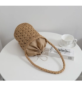 Détail du sac seau en paille tissé main avec texture crochet ajourée et doublure cordon