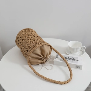 Sac seau en paille ajourée avec doublure en toile beige pour style d'été chic