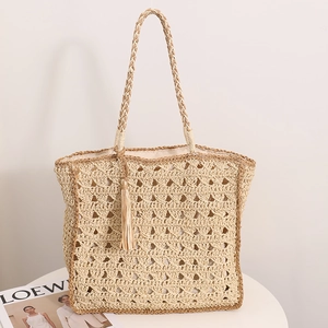 Borsa tote quadrata in paglia con nappe e spallacci per le vacanze in spiaggia