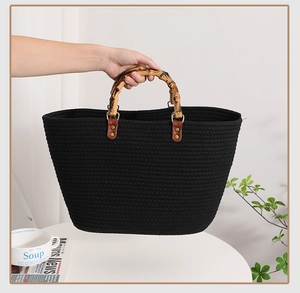 Details der handgewebten Baumwolltasche mit Bambusgriff und robusten Metallnieten